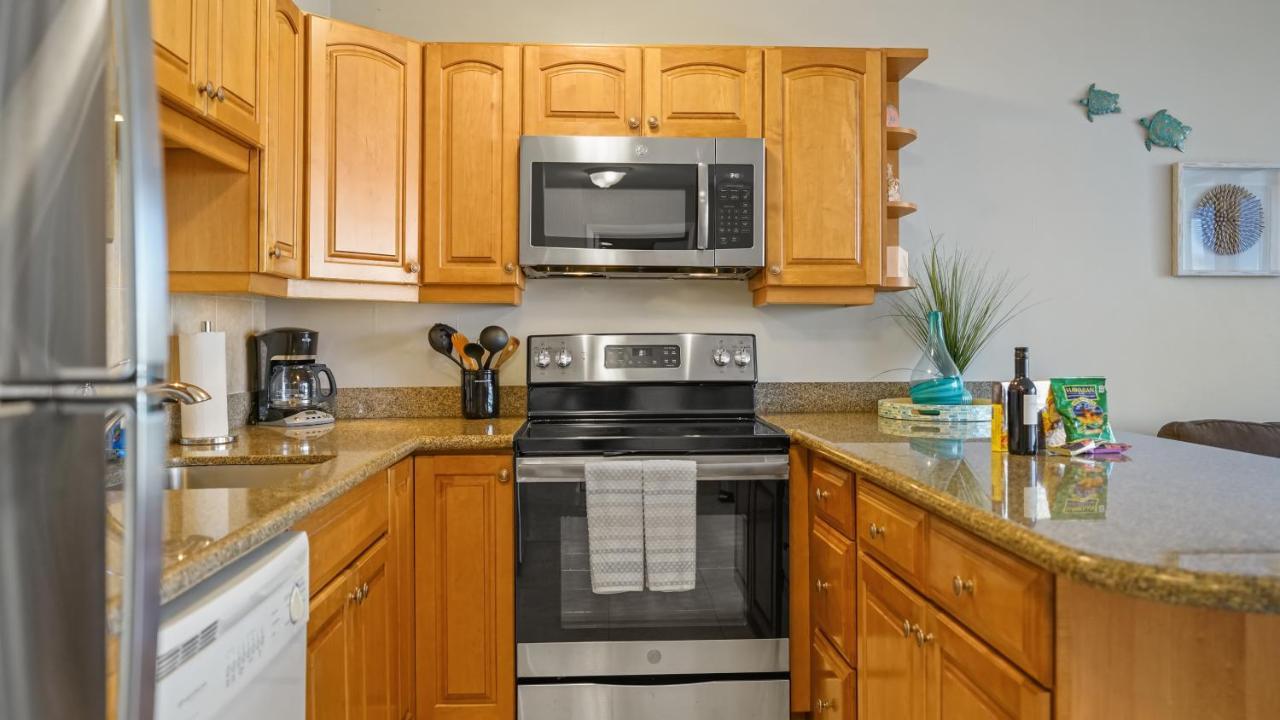 Waikiki Banyan Suites W Free Parking ホノルル エクステリア 写真